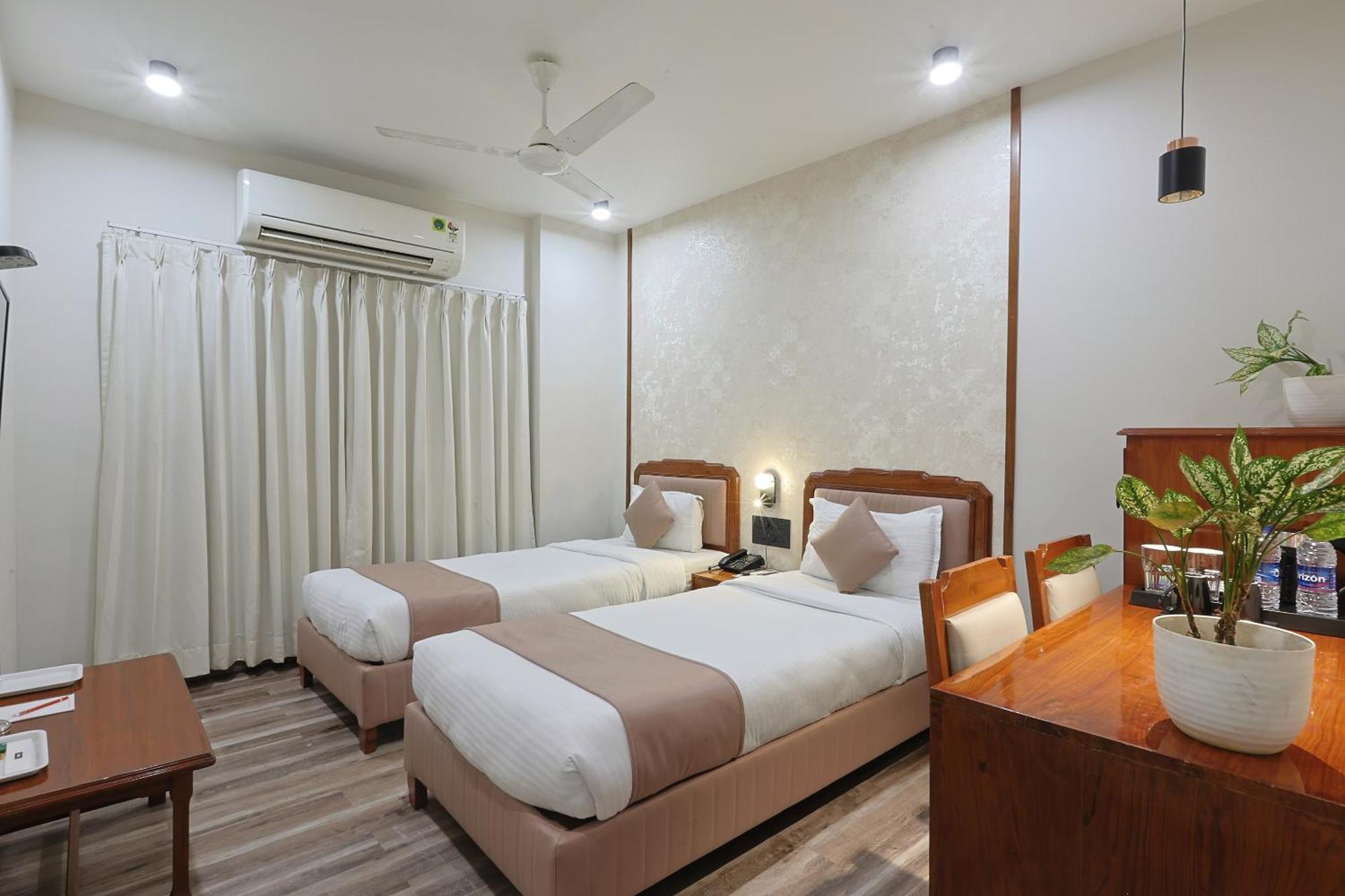 Hotel Apex Surate Extérieur photo