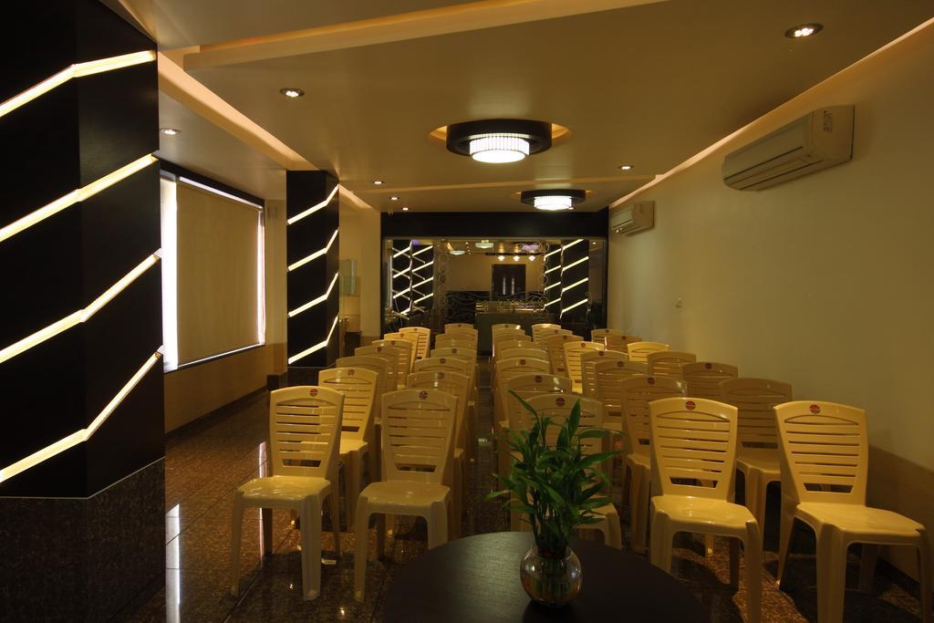 Hotel Apex Surate Extérieur photo