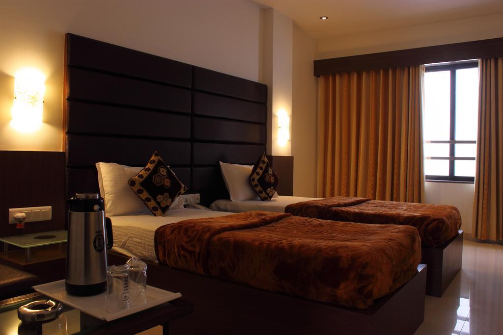 Hotel Apex Surate Extérieur photo