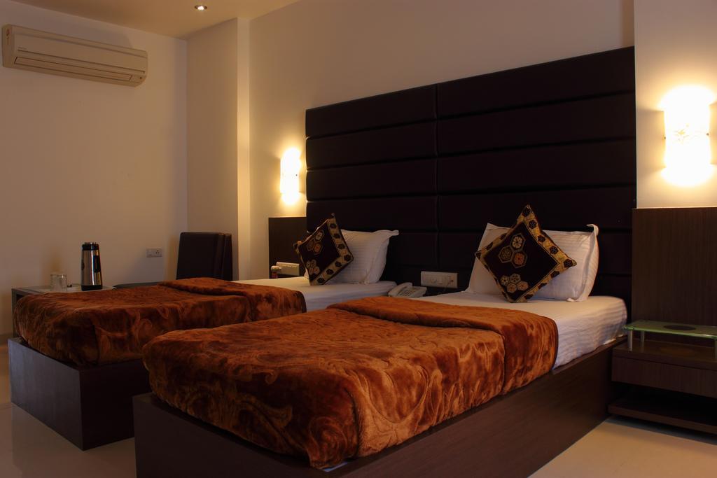 Hotel Apex Surate Extérieur photo