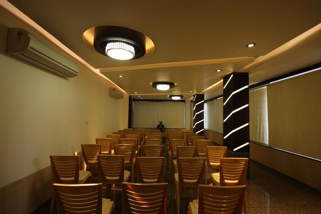 Hotel Apex Surate Extérieur photo